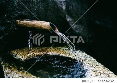 湧き水_日本 58658232