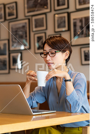 ビジネスウーマン カフェ ノマド OL イメージ ビジネスウーマン カフェ ノマド OL イメージ 58658474