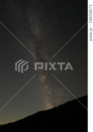 日光・金精峠の夜空に広がる天の川 58658673
