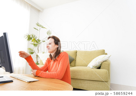 自宅でパソコンを使う若い女性 58659244
