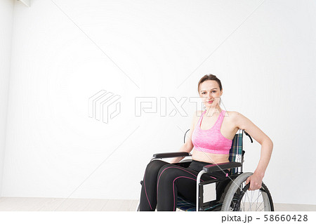 スポーツウェアを着て車椅子に乗る外国人の女性 58660428