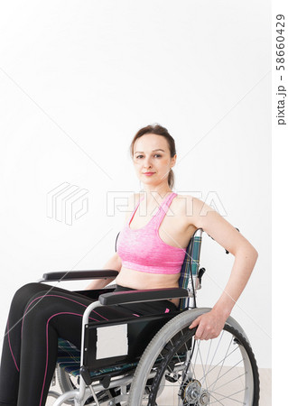 スポーツウェアを着て車椅子に乗る外国人の女性 スポーツウェアを着て車椅子に乗る外国人の女性 58660429
