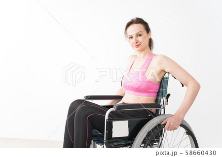スポーツウェアを着て車椅子に乗る外国人の女性 58660430