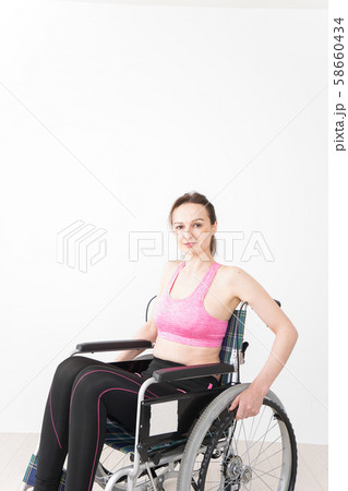 スポーツウェアを着て車椅子に乗る外国人の女性 スポーツウェアを着て車椅子に乗る外国人の女性 58660434