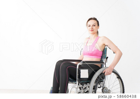 スポーツウェアを着て車椅子に乗る外国人の女性 58660438