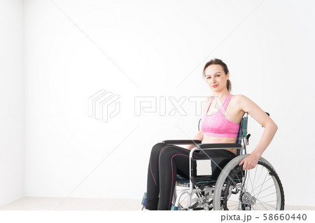 スポーツウェアを着て車椅子に乗る外国人の女性 58660440