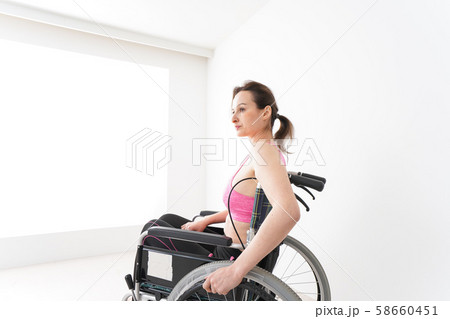 スポーツウェアを着て車椅子に乗る外国人の女性 58660451