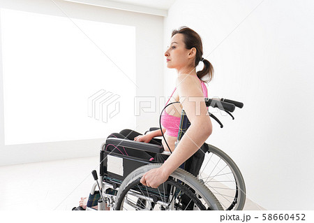スポーツウェアを着て車椅子に乗る外国人の女性 58660452
