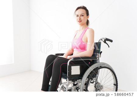 スポーツウェアを着て車椅子に乗る外国人の女性 スポーツウェアを着て車椅子に乗る外国人の女性 58660457