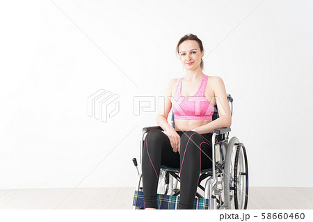スポーツウェアを着て車椅子に乗る外国人の女性 58660460