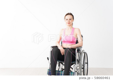 スポーツウェアを着て車椅子に乗る外国人の女性 58660461