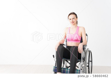 スポーツウェアを着て車椅子に乗る外国人の女性 58660462