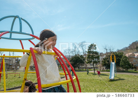 公園のジャングルジムで遊ぶ子供 58660733