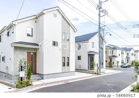 新築の戸建て住宅が並ぶ住宅地 58660917