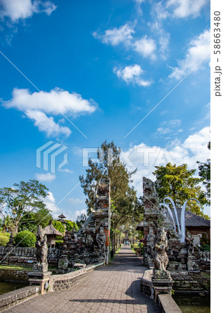 バリ島 世界遺産 タマンアユン寺院の入り口 バリ島 世界遺産 タマンアユン寺院の入り口 58663480