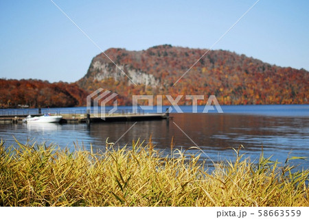 十和田湖の東湖エリア、うたるべ桟橋から紅葉の御倉半島 58663559