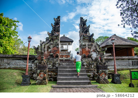バリ島　世界遺産　タマンアユン寺院の境内　参拝の人 58664212