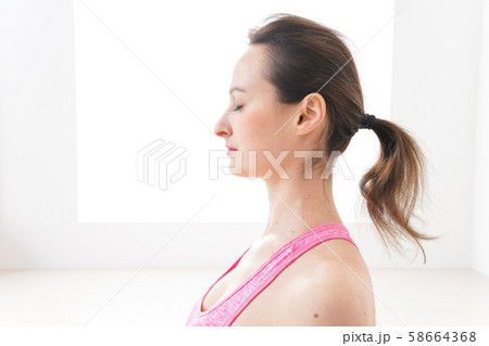 スポーツウェアを着てヨガをする外国人の女性 58664368