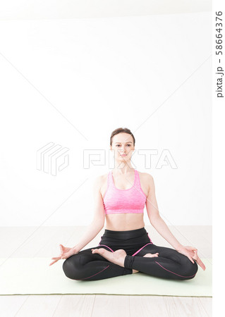 スポーツウェアを着てヨガをする外国人の女性 58664376