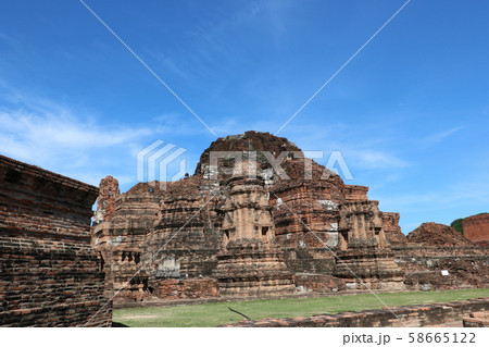 タイ、アユタヤの世界遺産、ワットマハタート(崩壊した主仏塔) タイ、アユタヤの世界遺産、ワットマハタート(崩壊した主仏塔) 58665122