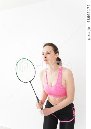 スポーツウェアを着てバドミントンをする外国人の女性 58665172