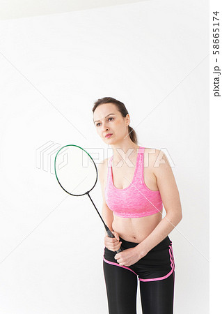 スポーツウェアを着てバドミントンをする外国人の女性 58665174