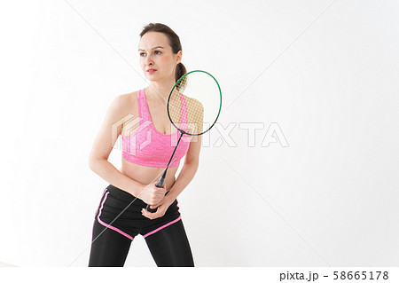スポーツウェアを着てバドミントンをする外国人の女性 58665178