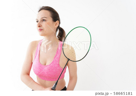 スポーツウェアを着てバドミントンをする外国人の女性 58665181
