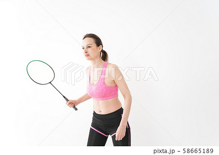 スポーツウェアを着てバドミントンをする外国人の女性 58665189