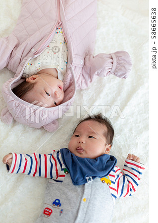 生後2ヵ月の赤ちゃん 2人 生後2ヵ月の赤ちゃん 2人 58665638