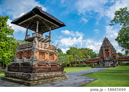 バリ島 世界遺産 タマンアユン寺院の境内 中庭 バリ島 世界遺産 タマンアユン寺院の境内 中庭 58665699
