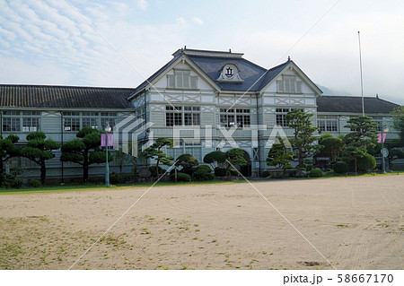 朝もや立つ旧遷喬尋常小学校　岡山県真庭市 58667170