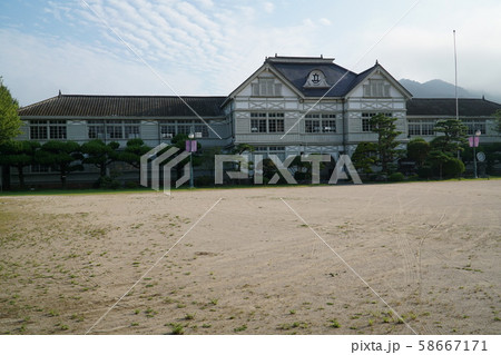 旧遷喬尋常小学校と山　岡山県真庭市 58667171