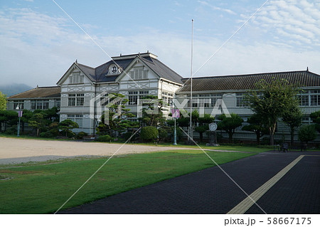 夏の朝の旧遷喬尋常小学校 岡山県真庭市 夏の朝の旧遷喬尋常小学校 岡山県真庭市 58667175
