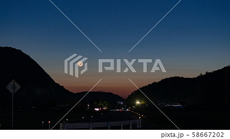 夕焼けと地球照 58667202