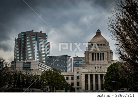 国会議事堂と曇天の空 58667811