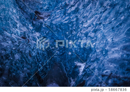 氷の洞窟の氷壁（アイスランド・ヴァトナヨークトル氷河） 58667836