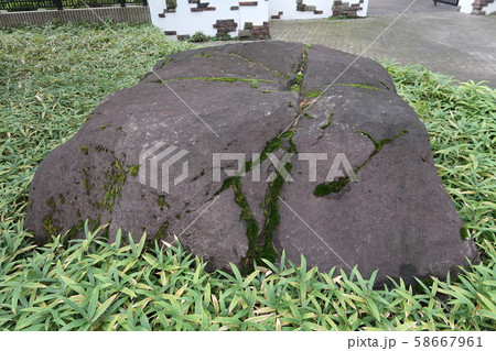 山本有三記念館の前にある路傍の石 58667961