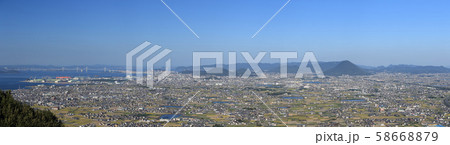 讃岐（丸亀）平野の瀬戸内海側を西から東へ展望する 58668879
