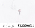 バックカントリー　スキー　雪山　吹雪 58669031