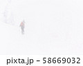 バックカントリー　スキー　雪山　吹雪 58669032