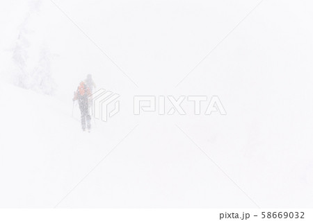 バックカントリー スキー 雪山 吹雪 バックカントリー スキー 雪山 吹雪 58669032