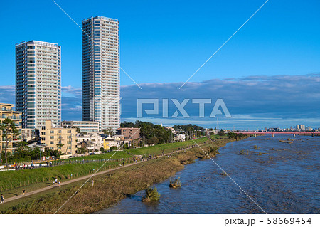 日本の東京都市景観  台風19号一夜明け・増水・泥水の多摩川。多くの見学者であふれた＝13日午後 58669454