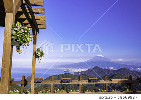 (静岡県)葛城山山頂 富士見テラスから望む富士山 (静岡県)葛城山山頂 富士見テラスから望む富士山 58669937