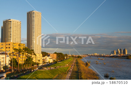 日本の東京都市景観  増水・泥水の多摩川。多くの見学者であふれた（台風19号一夜明け）＝13日夕 58670510