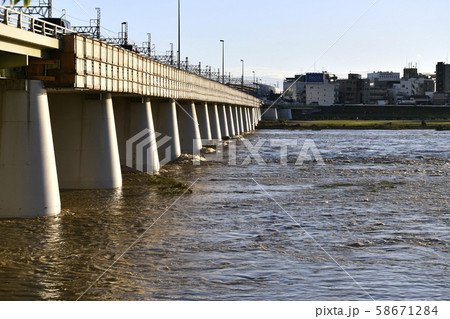 日本の東京都市景観 増水・泥水の多摩川。(画面奥は川崎側、手前は二子玉川側)=13日夕 日本の東京都市景観 増水・泥水の多摩川。(画面奥は川崎側、手前は二子玉川側)=13日夕 58671284