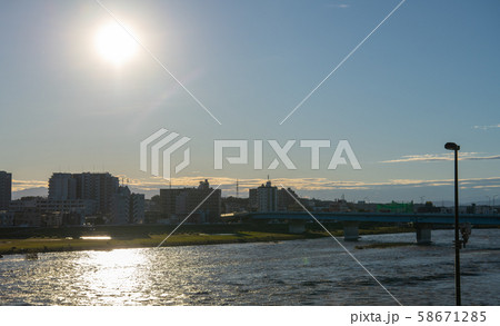 日本の東京都市景観  増水・泥水の多摩川。（画面奥は川崎側、手前は二子玉川側）＝13日夕 58671285