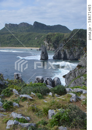 沖縄本島 最北端「辺戸岬(へどみさき)」からの眺望（沖縄県国頭郡国頭村辺戸） 58671465