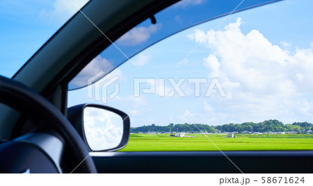 夏に田舎の実家へ車で帰省するイメージ写真 夏に田舎の実家へ車で帰省するイメージ写真 58671624