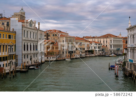 ベネチア アカデミア橋からの街並み 夕方 ベネチア アカデミア橋からの街並み 夕方 58672242